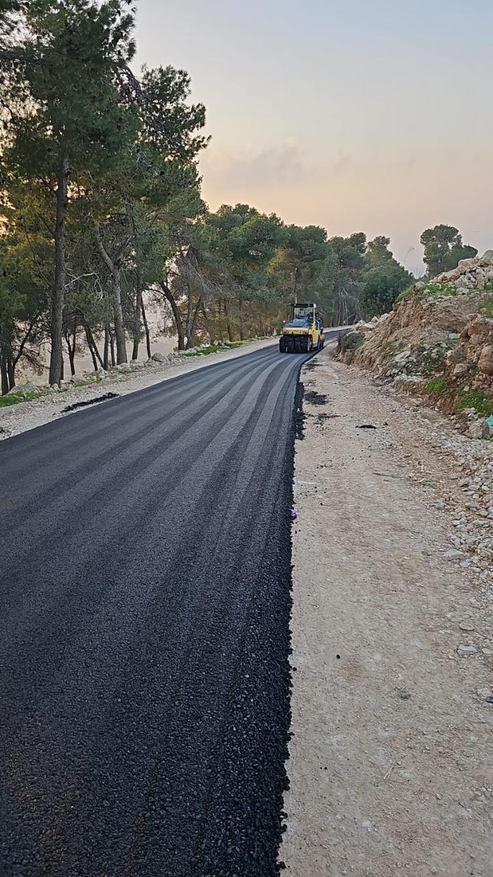 تعبيد طريق واد الدير وكرابين بطول 600 م 