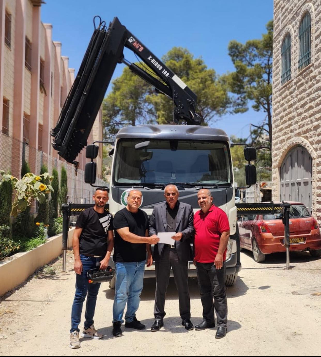 بلدية صوريف تعزز قدرات قسم الكهرباء بشراء رافعة جديدة