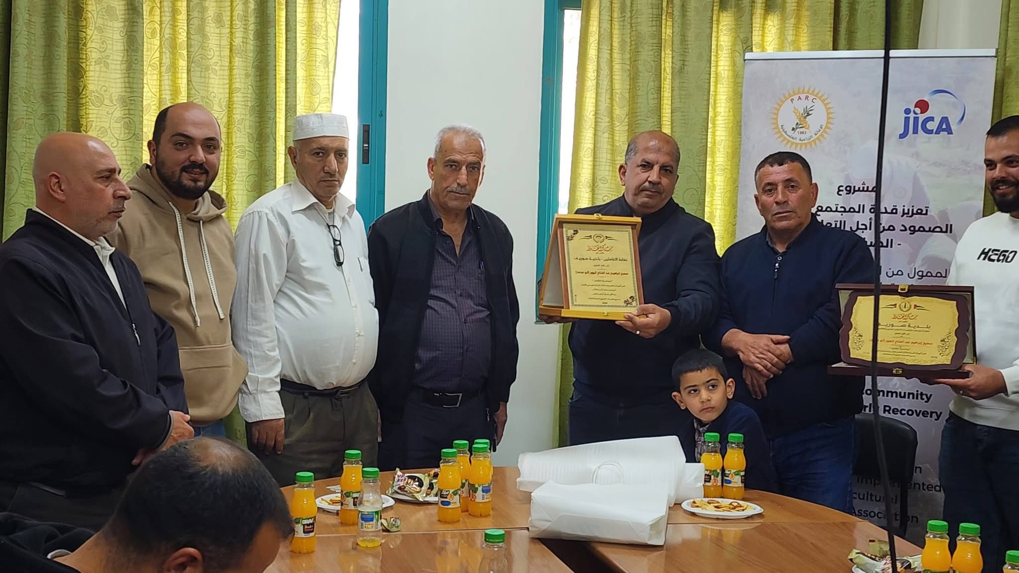 بلدية صوريف تكرّم موظفها المتقاعد السيد سميح إبراهيم الهور 