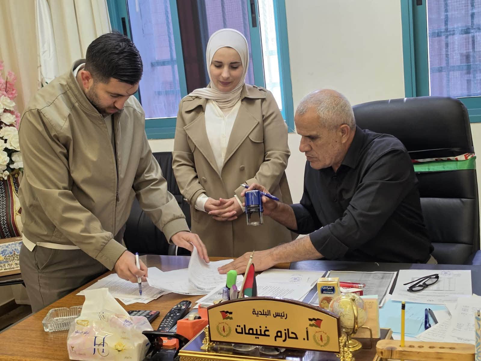 بلدية صوريف والإغاثة الزراعية توقّعان اتفاقية تعاون لدعم المزارعين وتوفير المعدات الزراعية