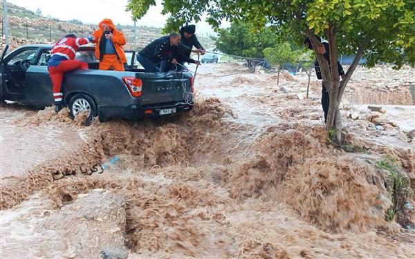 متطوعو الدفاع المدني وبلدية صوريف في مهمة إنقاذ!