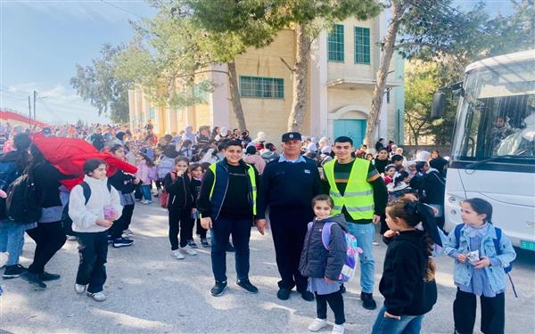 تواصل بلدية صوريف تنفيذ أنشطة المبادرة المجتمعية الهادفة إلى تعزيز السلامة المرورية في محيط مجمع المدارس في البلدة 🚸